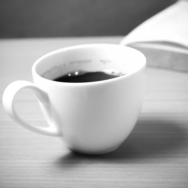 Offenes Buch mit Kaffee schwarz-weiß Farbton Stil — Stockfoto