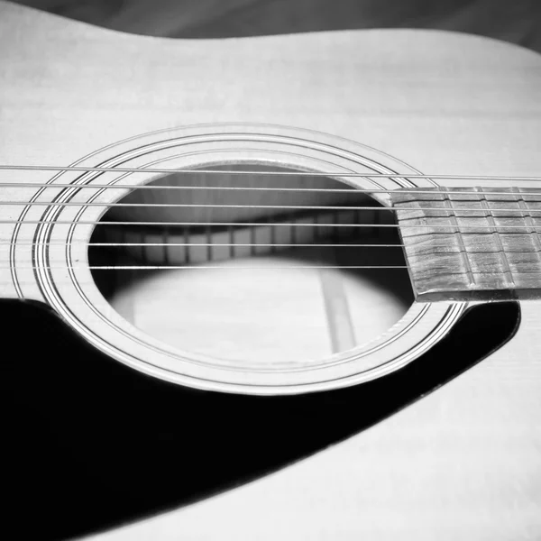 Ainda vida parte da guitarra estilo tom de cor preto e branco — Fotografia de Stock