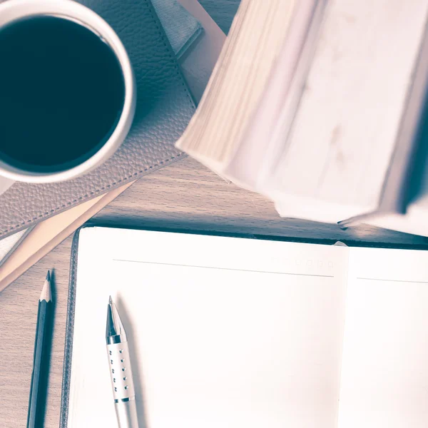 Notitieblok openen met boek en koffie beker vintage stijl — Stockfoto