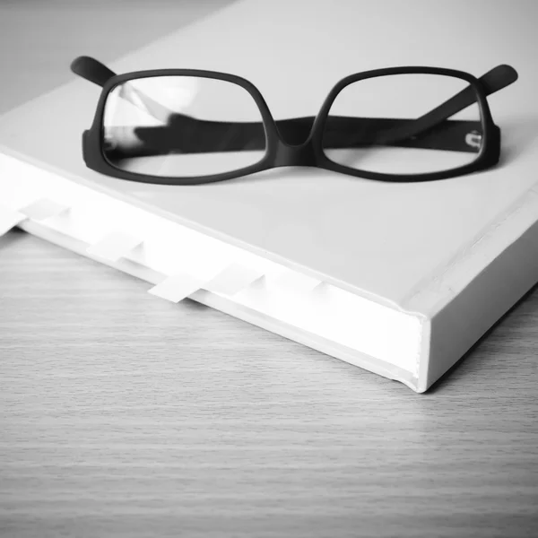 Livre avec note collante et lunettes ton de couleur noir et blanc — Photo
