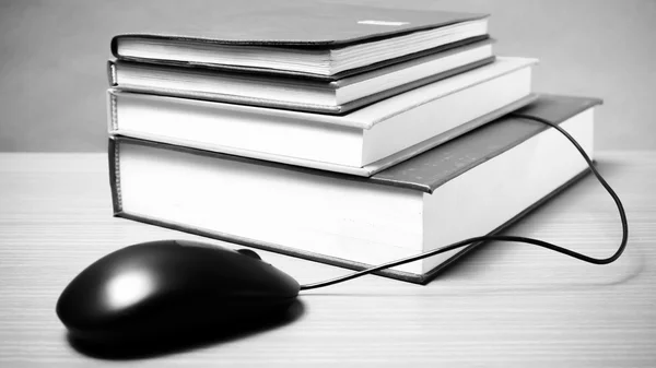 Libro e mouse del computer in bianco e nero tono di colore stile — Foto Stock