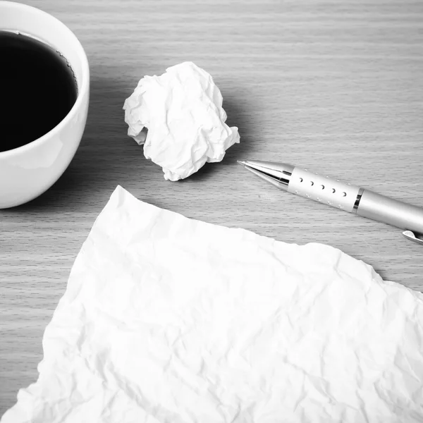 Papier en verfrommeld met pen en koffie kopje zwarte en witte kleur — Stockfoto