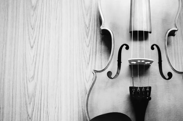 Βιολί στο ξύλο φόντο μαύρο και άσπρο χρώμα τόνο στυλ — Φωτογραφία Αρχείου