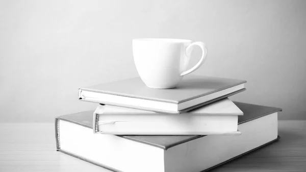 Pila de libro con taza de café estilo de tono de color blanco y negro — Foto de Stock