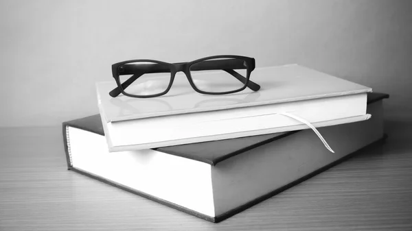 Livre et lunettes de vue noir et blanc ton style — Photo