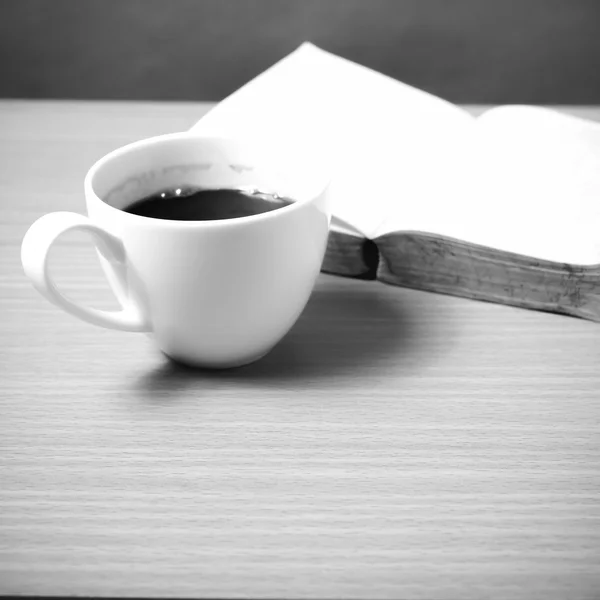 Otwórz książkę z kawa kolor biało-czarny dźwięk stylu — Zdjęcie stockowe
