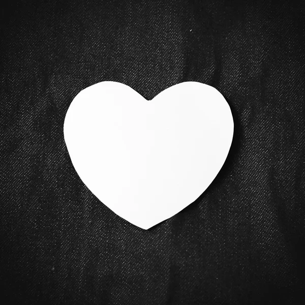 Красное сердце на джинсовом черно-белом цвете — стоковое фото