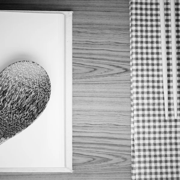 Toalha de cozinha com colher sobre fundo de madeira preto e branco colo — Fotografia de Stock