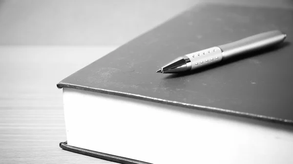 本とペンの黒と白の色のトーン スタイル — ストック写真