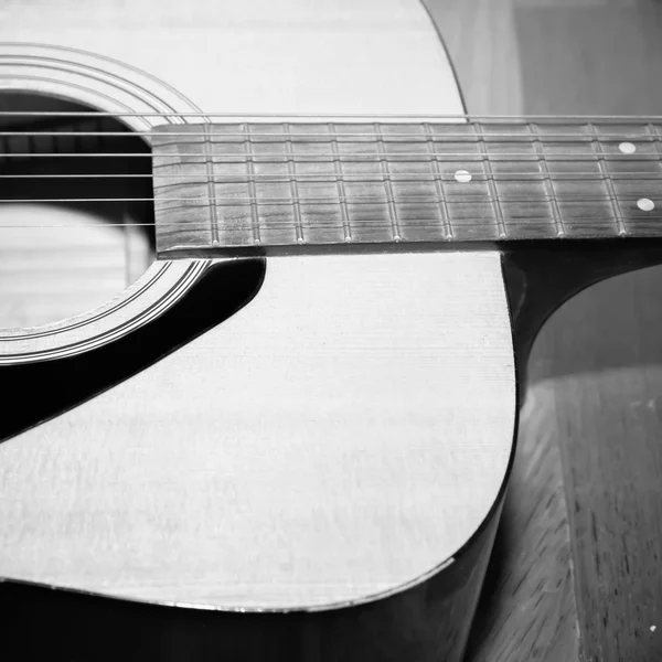 Stilleben med gitarr svart och vit färg tonar stil — Stockfoto