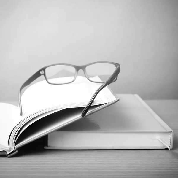 Grupo de libro y gafas de vista de color blanco y negro estilo de tono — Foto de Stock