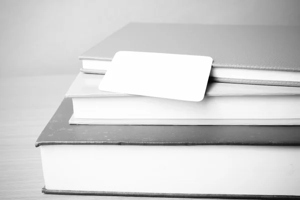 Pila de libro y tarjeta de visita estilo de tono de color blanco y negro — Foto de Stock