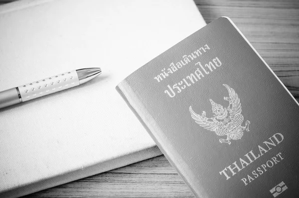 Passaporte tailandês estilo tom de cor preto e branco — Fotografia de Stock