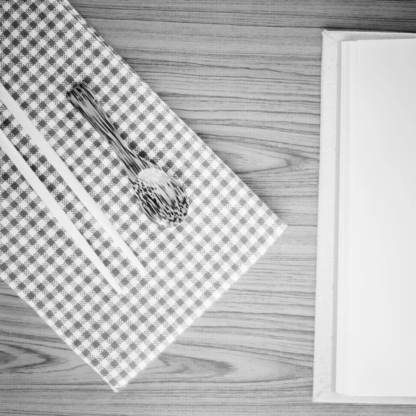 Keuken handdoek met lepel op hout achtergrond zwart-wit colo — Stockfoto