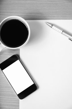 siyah ve beyaz co kağıt ve kalem ile kahve fincanı ve akıllı telefon