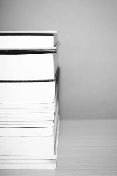 Pila di libro in bianco e nero tono di colore stile — Foto Stock