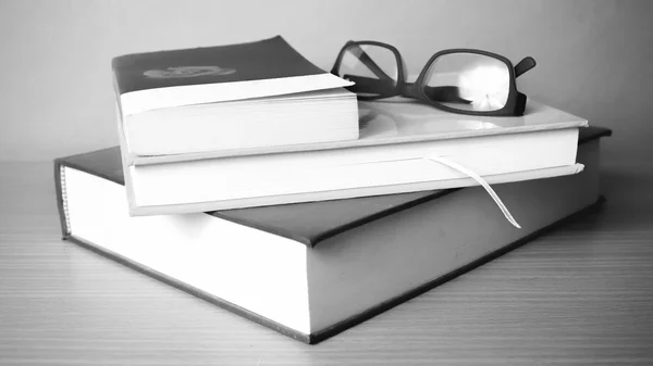 Libro y gafas de vista color blanco y negro estilo de tono — Foto de Stock