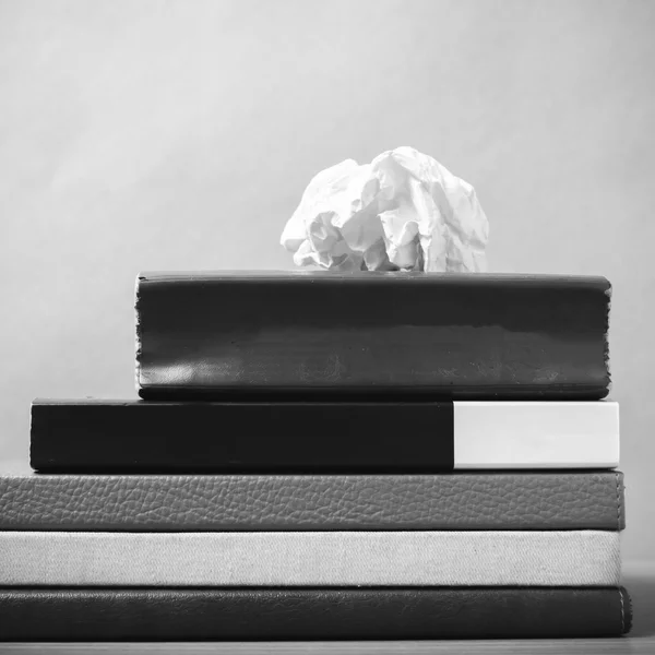 本と黒と白の紙を丸めて色トーン スタイル — ストック写真