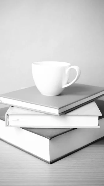 Stack av bok med kaffe kopp svart och vit färg tonar stil — Stockfoto