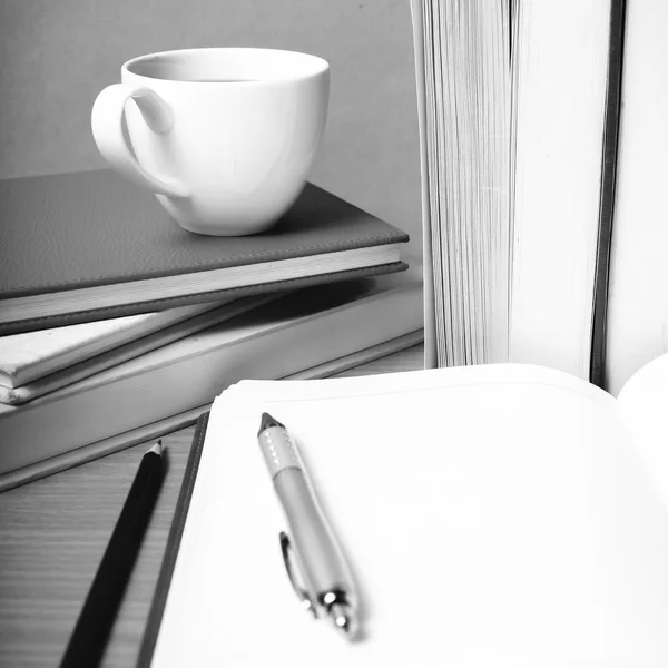 Caderno aberto com livro e xícara de café cor preto e branco para — Fotografia de Stock