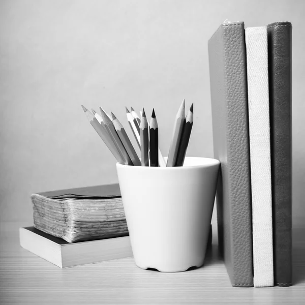 Buch und Farbstift schwarz-weiß Farbton Stil — Stockfoto