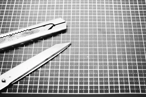 Outils sur tapis de coupe de couleur noir et blanc style ton — Photo