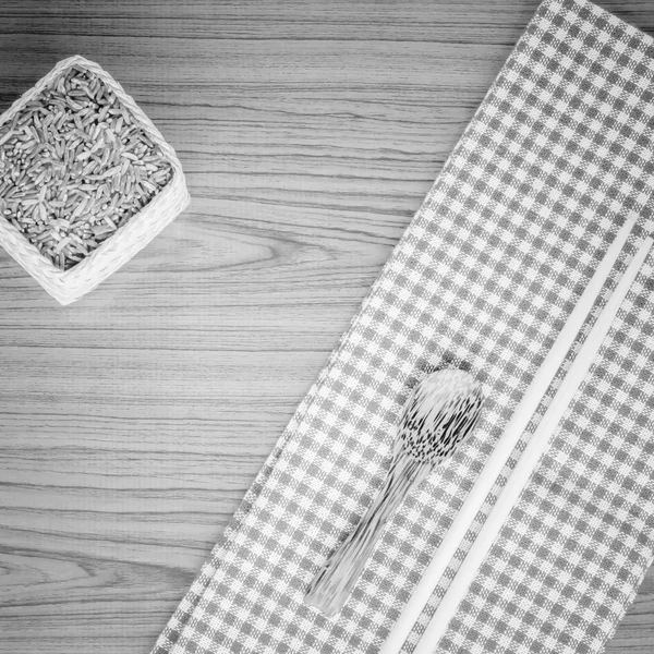 Tahta arka plan siyah ve beyaz colo kaşık ile mutfak havlusu — Stok fotoğraf