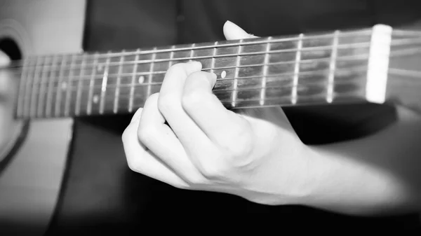 Stillleben Mann spielt Gitarre schwarz und weiß Farbton Stil — Stockfoto