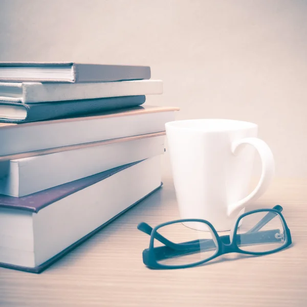 Pila de libro con taza de café estilo vintage — Foto de Stock