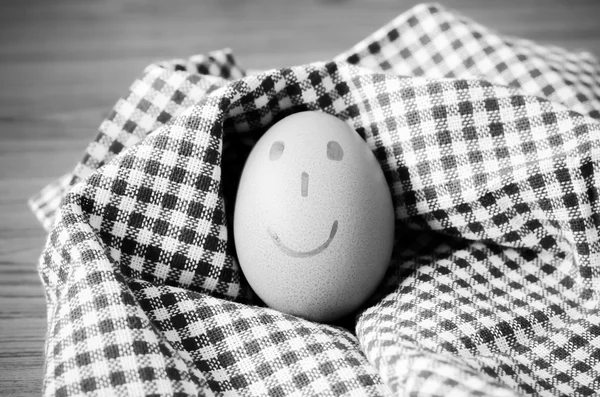 Sonrisa huevo negro y blanco tono de color estilo — Foto de Stock
