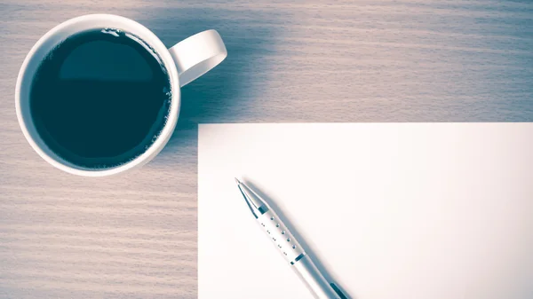 Kaffekopp med vitt papper och penna vintage stil — Stockfoto