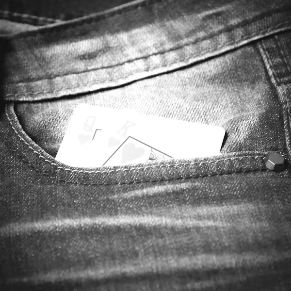 Карточка в джинсовом кармане в черно-белом цвете — стоковое фото