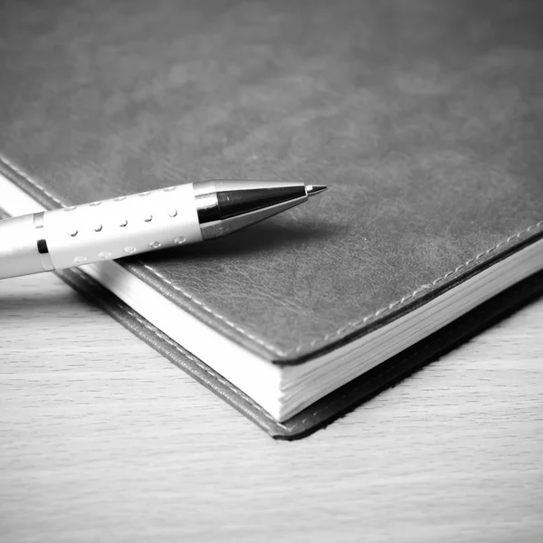 पुस्तक और पेन काले और सफेद रंग टोन शैली — स्टॉक फ़ोटो, इमेज