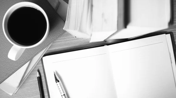 Cuaderno abierto con libro y taza de café de color blanco y negro para —  Fotos de Stock