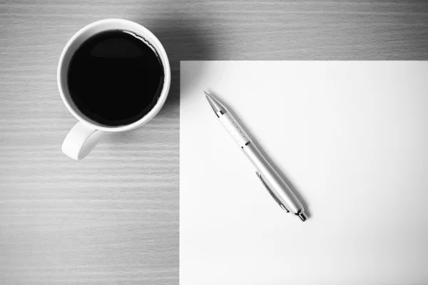 Tazza di caffè con carta bianca e penna in bianco e nero tono s — Foto Stock