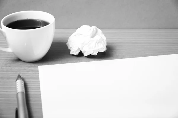 Carta e accartocciato con penna e tazza di caffè colore bianco e nero — Foto Stock