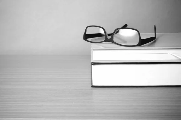 本や眼鏡の黒と白の色のトーン スタイル — ストック写真