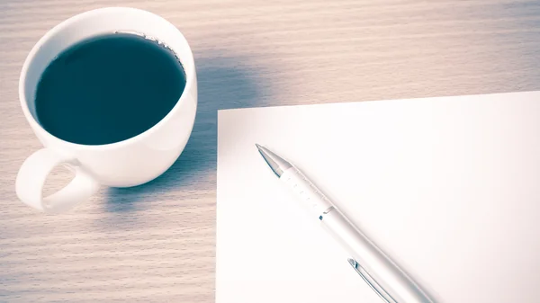 Tasse à café avec papier blanc et stylo style vintage — Photo