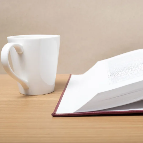 Buch und Kaffeebecher — Stockfoto