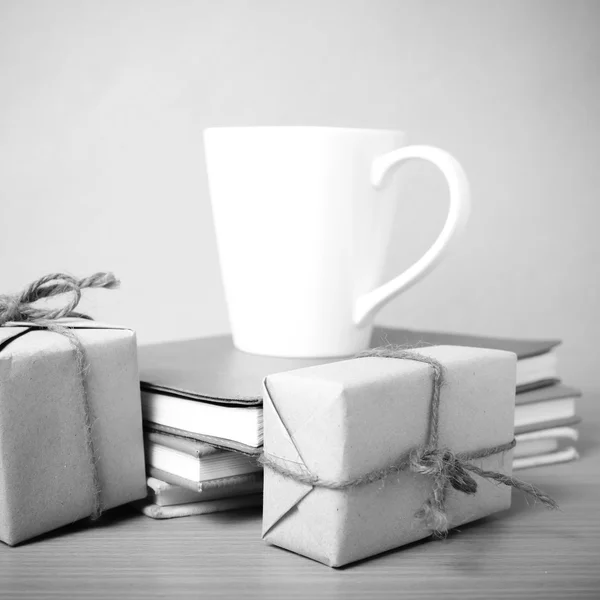 Libro con confezione regalo in stile bianco e nero — Foto Stock