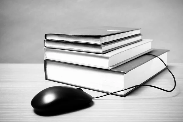 Libro e mouse del computer in bianco e nero tono di colore stile — Foto Stock