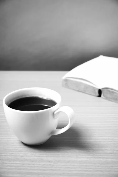 Libro aperto con caffè in bianco e nero tono di colore stile — Foto Stock