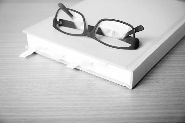 Book with sticky note and eyeglasses black and white color tone — Stock Photo, Image