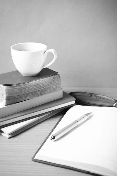 Libro aperto con tazza di caffè in bianco e nero tono di colore stile — Foto Stock