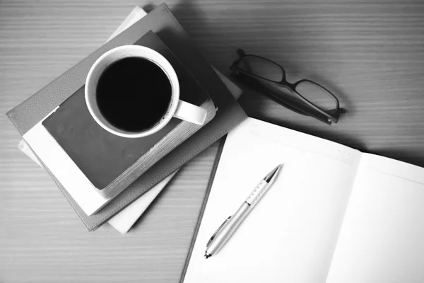 Open boek met koffie beker zwart-witte kleur Toon stijl — Stockfoto