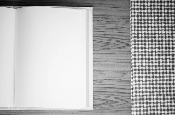 Ноутбук с кичен полотенце черно-белый тон стиль — стоковое фото