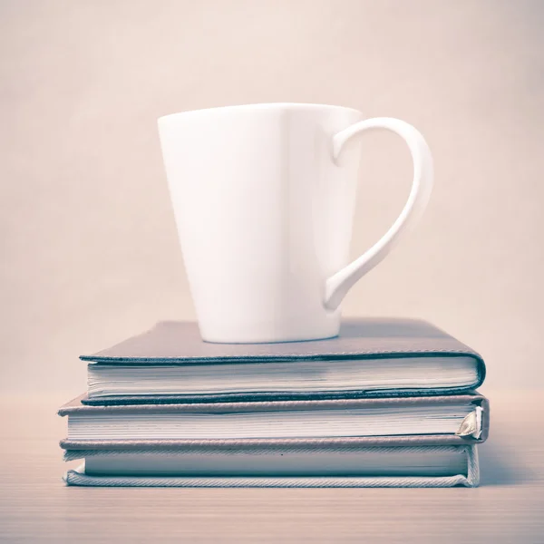 Стопка книги с кофе кружка винтажный стиль — стоковое фото