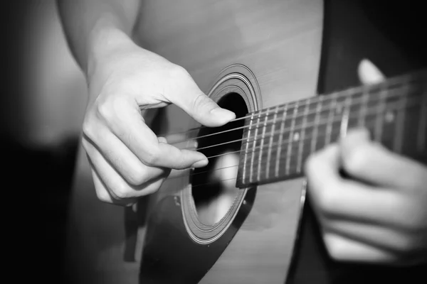 Bodegón hombre tocando la guitarra negro y blanco tono de color estilo — Foto de Stock