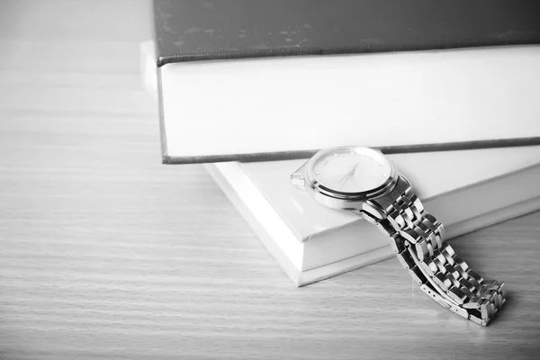 Libro con reloj de color blanco y negro estilo de tono — Foto de Stock