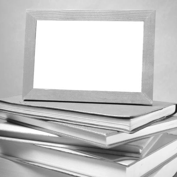 Pila di libro e cornice in bianco e nero stile tono — Foto Stock